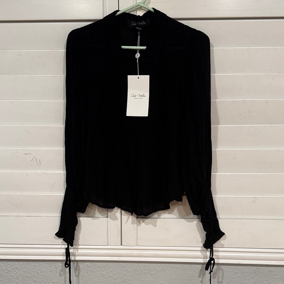 Chic Black Blouse with Elegant Sleeves - Picture 1 of 6